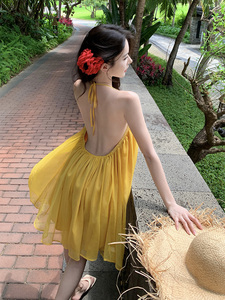 黄色挂脖露背初恋清纯奶甜裙三亚沙滩裙超仙短裙海边氛围感连衣裙