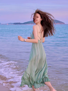 海边拍照衣服超仙淡绿色印花吊带连衣裙云南海边度假露背修身长裙
