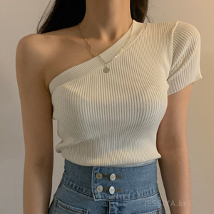 单侧斜肩白色上衣白色