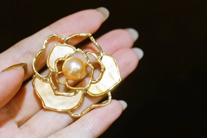 11mm左右天然色 深金色菲律宾金珠山茶花金蝶贝胸针银镶 不退不换