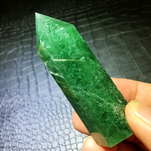 天然绿水晶绿草莓晶六棱柱绿石英水晶原石六角柱家居客厅书桌摆设