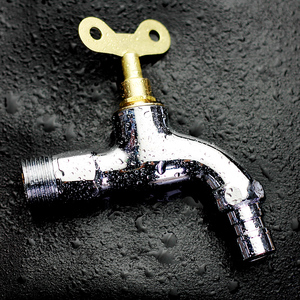 带钥匙的水龙头户外