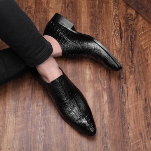 野性鳄鱼纹男人西服商务正装嘴尖头皮鞋英伦欧韩版酷真皮棕红蓝色