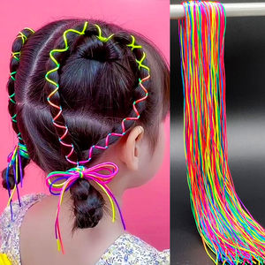 儿童扎辫子的彩带