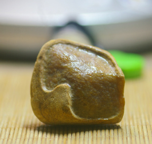 大马坎老坑料 栗子黄翡天然翡翠小料原石开窗84克