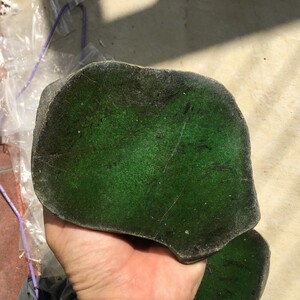 缅甸翡翠伴生矿铁龙生干青怪庄桩料原石切口料半明料毛料黑腊皮