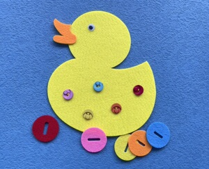 幼儿园区域材料小班生活区不织布玩具拉拉链扣纽扣夹动手能力发展