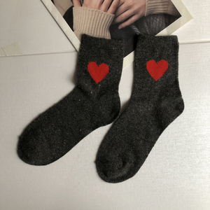 羊毛袜子女士中筒短袜冬季保暖柔软舒适大红桃心可爱女羊绒袜冬天