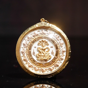 泰国佛牌  正品带鉴定卡 嗯泽度金阿赞初纯  顺丰包邮正牌