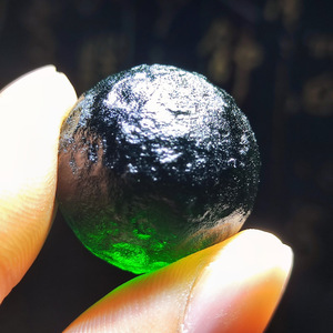 新天然冰翠绿色捷克玻璃陨石单珠小球吊坠原石裸石手链配珠宇宙石