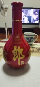 A影视道具酒柜装饰品红花郎酒1斤空酒瓶收藏店里很多空酒瓶