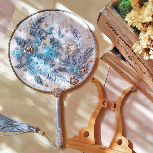 新娘冰蓝色喜扇秀禾马来褂配套古风团扇中式浅蓝色钉珠手捧花成品