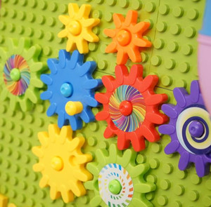幼儿园墙面齿轮插钉积木玩具早教中心益智旋转建构墙板创意游戏