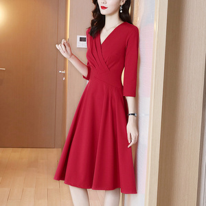 红色连衣裙女2024新款秋装法式高端气质显瘦赫本风小红裙礼服早春