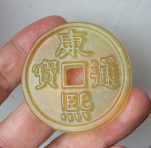 天然黄岫玉康熙通宝挂件康熙八卦玉币五帝玉钱币玉帝币玉钱扣佩饰
