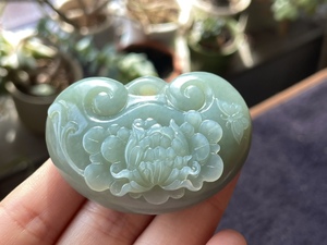 纯天然和田玉老俄料纯蓝大牡丹花大锁镯心吊坠毛衣链纯手工雕花锁