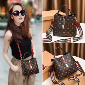 京东唯品会2o20新款水桶包30春秋夏手提包.女士斜夸单肩包包40岁