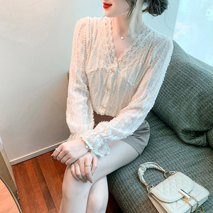 重工钉珠蕾丝衫女2022春款洋气时尚修身v领内搭打底网纱上衣磨毛