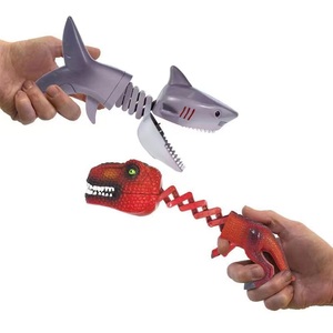 伸缩弹簧机机械手夹子会咬人的恐龙鲨鱼啄人咬手指整人创意小玩具
