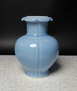 清末 大清雍正年制青花六字款天青釉文案陈设莲瓣花瓶  旧藏老瓷