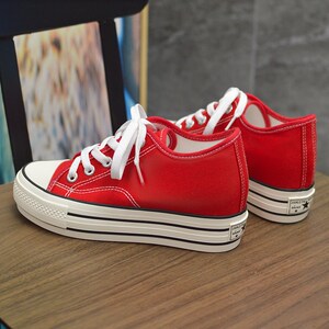 纯色红色帆布鞋