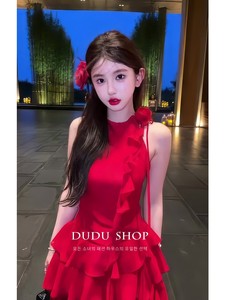 红色挂脖连衣裙女2024新款夏季高级感风情万种的小裙子小众设计感