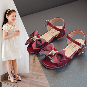 5岁小女孩高跟鞋红色