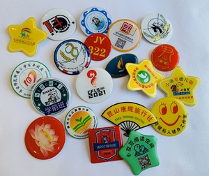 胸牌定制别针式pvc塑料旅行团徽章滴胶校牌来图个性定做免费设计