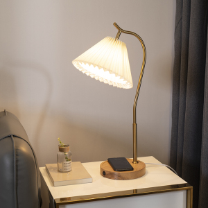 北欧日式智能台灯百褶卧室灯创意书房桌面手机无线充电床头灯装饰