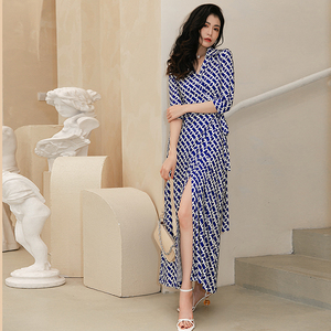 it dvf裹身裙2022夏新款名媛气质蓝白经典锁链弹力修身显瘦连衣裙