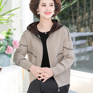 2021新款妈妈春秋短款休闲带帽上衣服中老年女装秋装洋气开衫外套