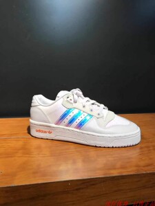 adidas阿迪达斯三叶草rivalry low 女款镭射粉低帮休闲板鞋ee5129