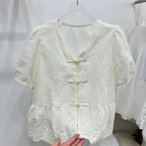 韩版收腰国风刺绣盘扣蕾丝短袖衬衫女2024年夏季米白色娃娃衫上衣