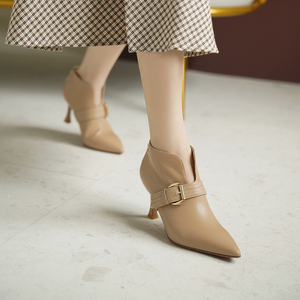 奶茶色高级感短靴女秋款金属扣羊皮白色冬季尖头高跟鞋细跟小踝靴