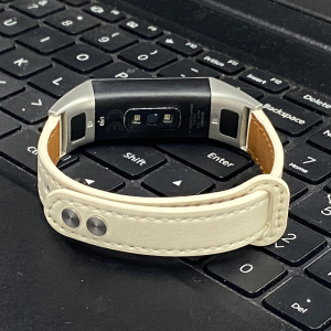 适用华为手环4表带华为huawei bang4超纤真皮革柔软卡扣杏色替换智能