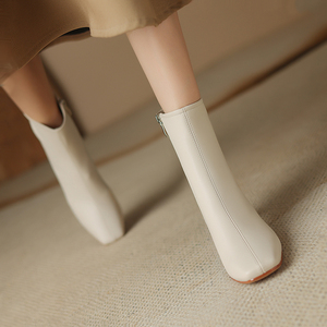 白色今年流行的小短靴女5cm高跟法式粗跟方头羊皮女鞋美拉德靴子