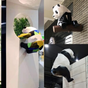 网红店门头创意装饰卡通墙面壁挂几何立体块面爬墙熊猫玻璃钢雕塑