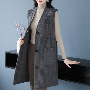 无袖马甲外搭女中长款加肥加大码上衣服春秋羊绒针织马夹背心坎肩