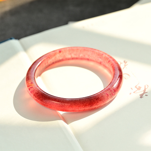 天然红草莓晶手镯鸽血红草莓晶渐变紫红色水晶镯子扁条窄款女玉镯