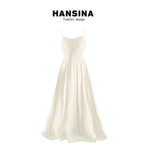 HANSINA 白色吊带连衣裙2024女新款无袖高腰褶皱度假高级感长裙子