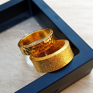 雨苔旗舰店天猫祖母绿戒指 匠人手作锤纹黄金色戒指 男女情侣对戒素