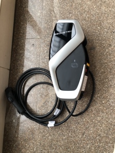 几乎全新的7kw吉利充电桩,可以刷卡和蓝牙启动,充电枪线5米.