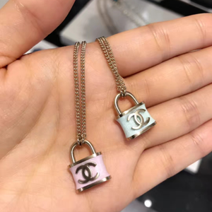 chanel 香奈儿 18新款浅绿色琉璃珐琅金色锁头双c吊坠锁骨项链