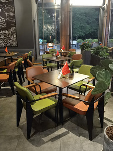 新工业风烧烤咖啡厅店实木圆桌椅组合酒吧清吧休息区洽谈桌军工椅