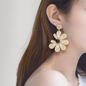 小香珍珠花朵夸张耳环个性时尚气质女士耳坠高端大牌长款精致耳饰