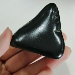 5克新疆和田黑青玉籽料原石一细料 油润 三角形状黑羊脂吊坠籽
