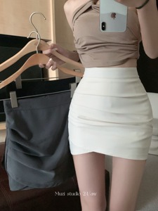 白色褶皱半身裙女夏季2024新款性感纯欲高腰包臀短裙子不规则裙裤