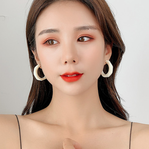 方脸带的耳环