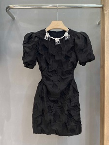 欧货夏季泡泡袖重工镶钻很仙的连衣裙女设计感法式小众绝美小黑裙