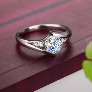 官网糊涂老庙祝国际夹镶钻石戒指求婚女单戒结婚钻戒钻戒定制铂金